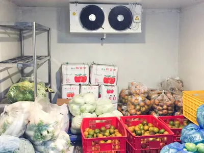 Cold storage room designed for perishable goods, ensuring thermal stability and product preservation in commercial operations.